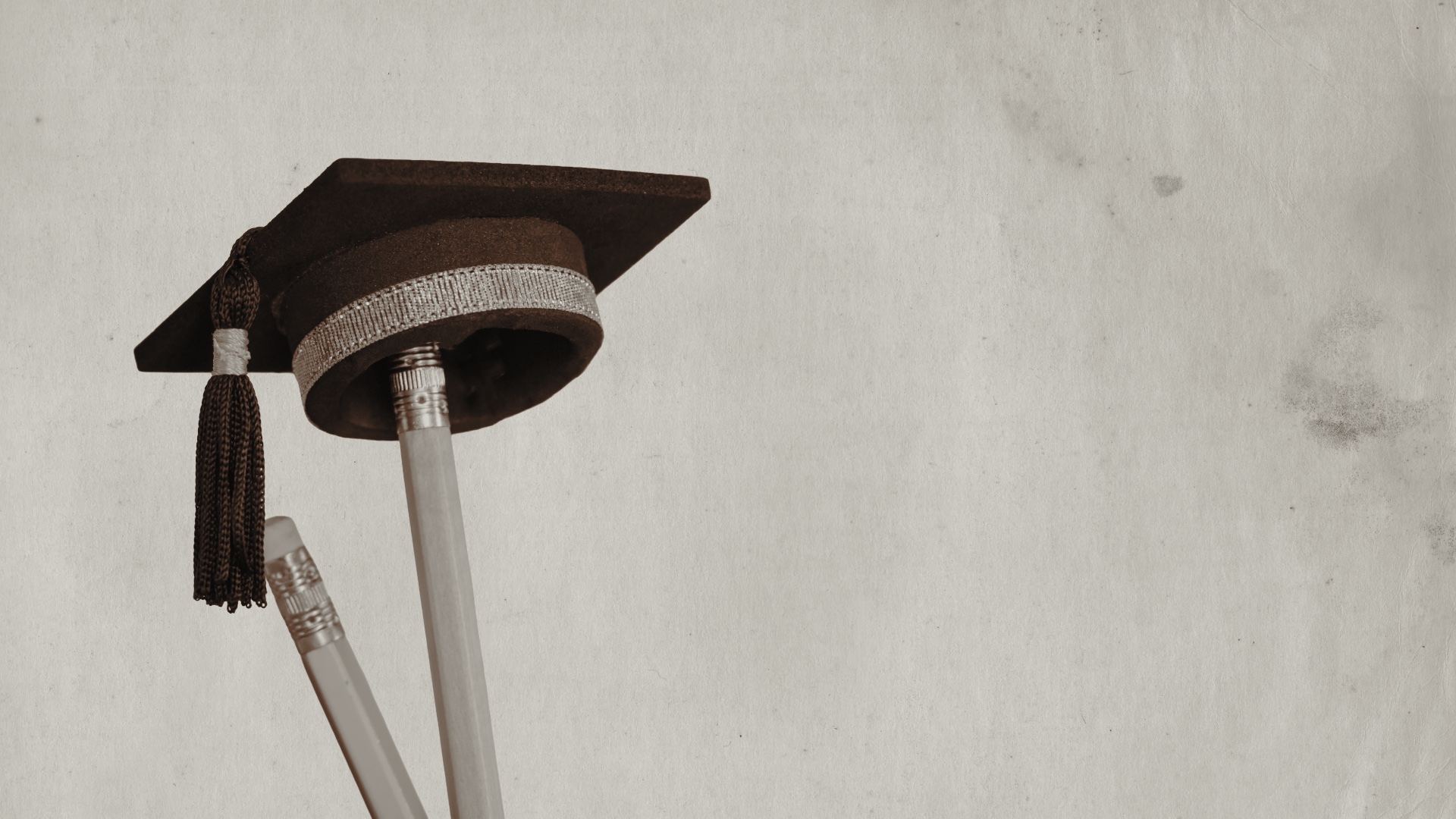 Aula y estantería de libros